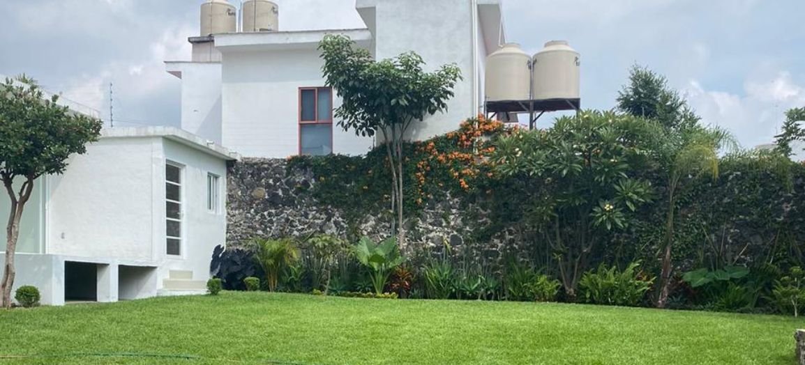 Casa en Cuernavaca — Jardín amplio con alberca y áreas verdes