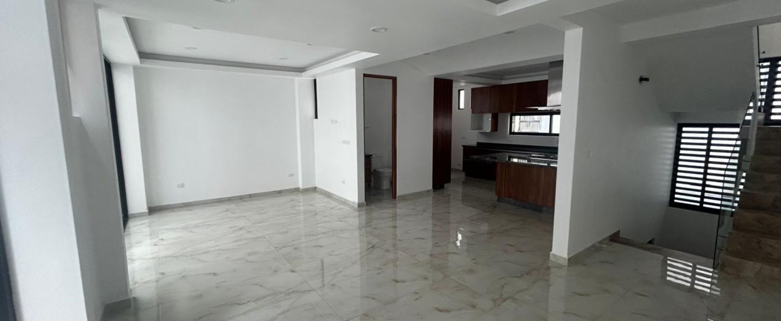 Residencia Aura en Martín Mendalde 1342 – fachada principal contemporánea con balcones interiores