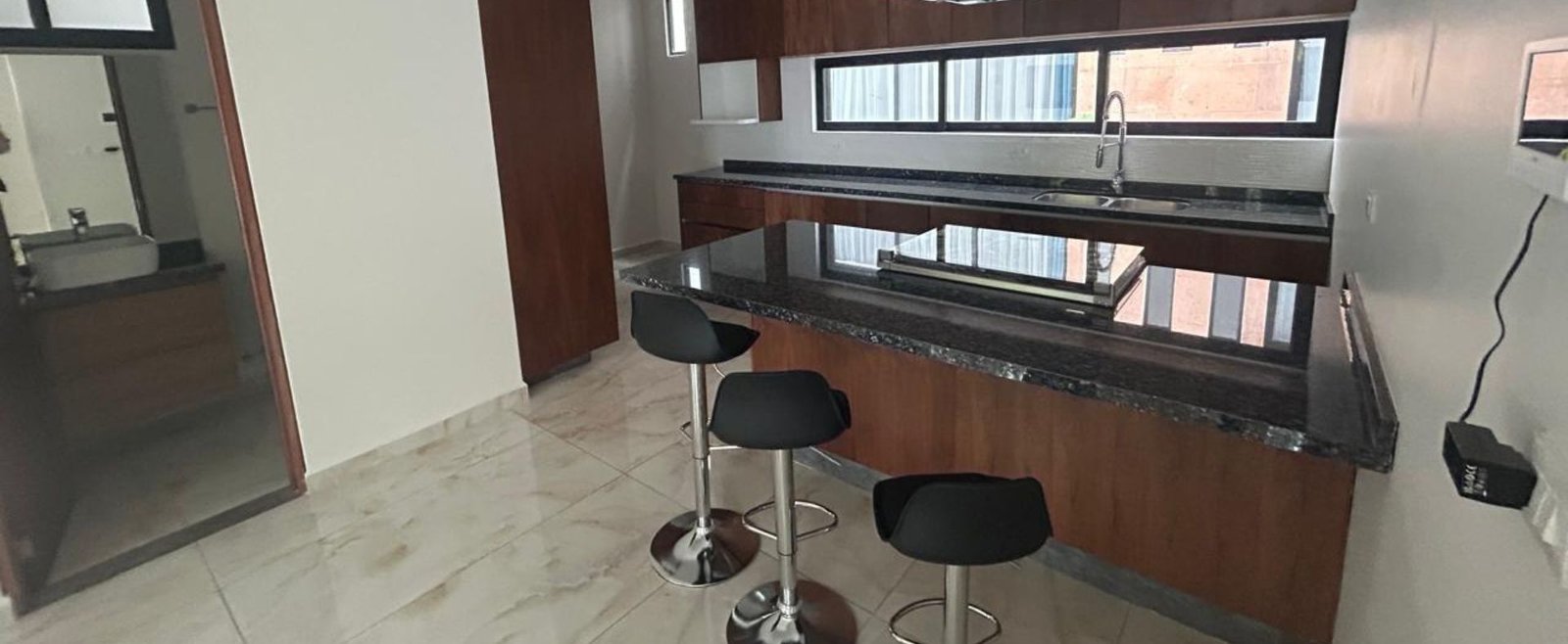 Residencia Terra — Recámara principal con balcón exterior