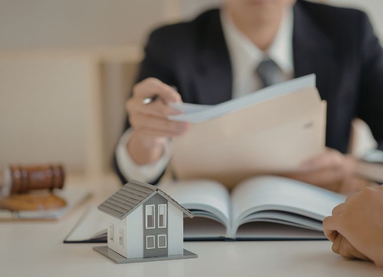 Revisión documental y análisis legal de inmueble antes de compra